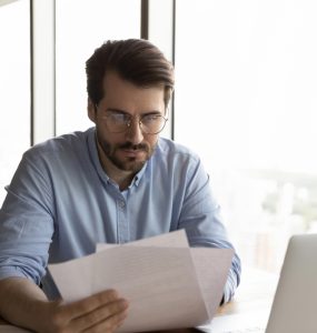 person reading the franchise disclosure document of a franchisor